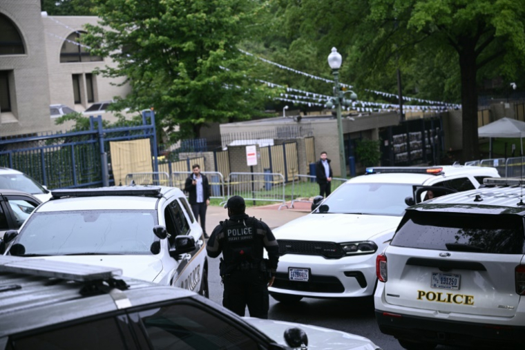 Des agents de sécurité devant l'ambassade d'Israël à Washington, après des tirs près d'un musée juif qui ont fait deux morts, le 22 mai 2025 ( AFP / Brendan SMIALOWSKI )