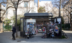 Un kiosque à journaux à Paris. ( AFP / THOMAS SAMSON )