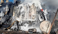 Des pompiers travaillent à éteindre un incendie dans une installation d'infrastructure énergétique, endommagée par un tir de missile russe, à Zhytomyr