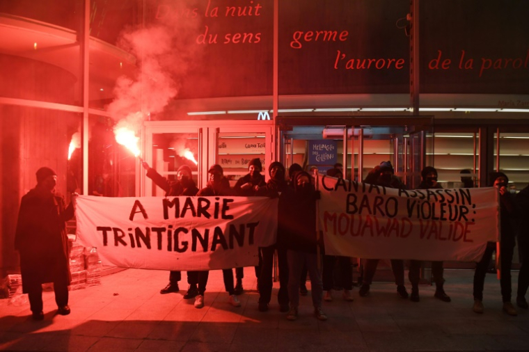 Manifestation devant le Théâtre de la Colline à l'occasion de la première de la pièce de Wajdi Mouawad, sur une musique de Bertrand Cantat, le 19 novembre 2021 à Paris ( AFP / Alain JOCARD )