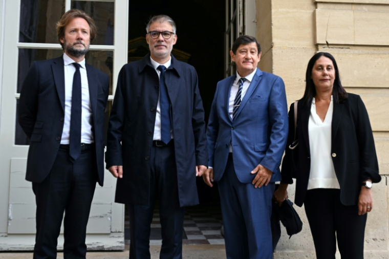 (De la gauche vers la droite) Le président du groupe Socialiste et Apparentés à l'Assemblée nationale, Boris Vallaud, le premier secrétaire du parti Socialiste (PS), Olivier Faure, le président du groupe Socialiste, Écologiste et Républicain au Sénat, Patrick Kanner, et la députée européenne du groupe de l'Alliance Progressiste des Socialistes et Démocrates, Nora Mebarek, posent à leur arrivée  à l'Hôtel de Matignon à Paris, le 4 septembre 2025 ( AFP / Bertrand GUAY )