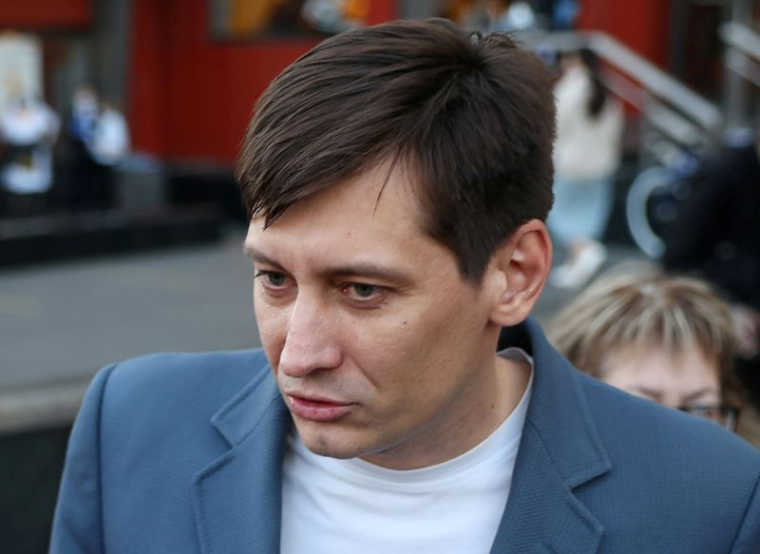 UN OPPOSANT AU KREMLIN DIT AVOIR QUITTÉ LA RUSSIE PAR CRAINTE D'UNE ARRESTATION