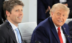 Le patron d'OpenAI Sam Altman (à gauche) et le président américain Donald Trump au sommet du G7 à Evian, le 17 juin 2026 ( AFP / Ludovic MARIN )