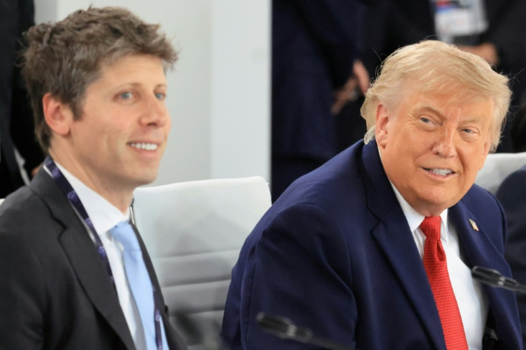 Le patron d'OpenAI Sam Altman (à gauche) et le président américain Donald Trump au sommet du G7 à Evian, le 17 juin 2026 ( AFP / Ludovic MARIN )