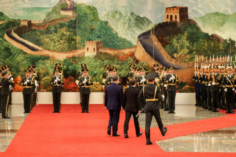 Le président chinois Xi Jinping  et le président français Emmanuel Macron au Palais du Peuple à Pékin, le 4 décembre 2025 ( POOL / Ludovic MARIN )