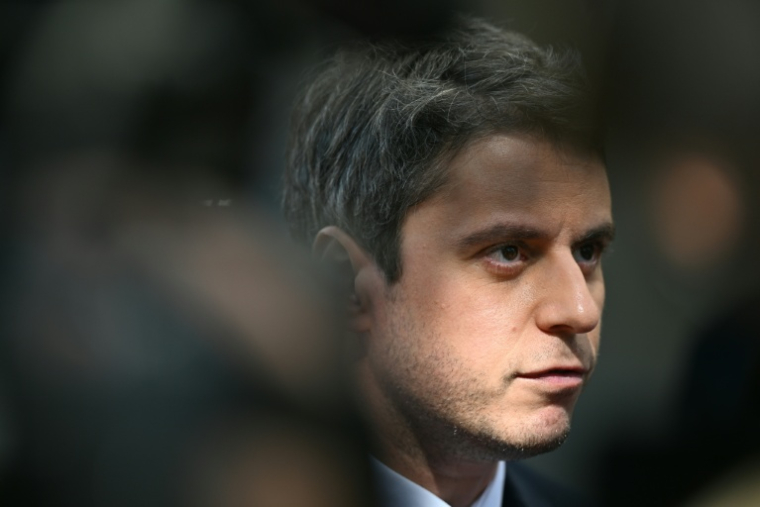 Gabriel Attal répond aux questions de la presse, le 1er mai 2026 à Vanves (Hauts-de-Seine) ( AFP / Julie SEBADELHA )