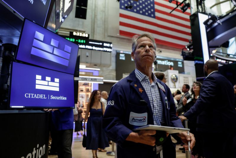 Un trader travaille à la Bourse de New York