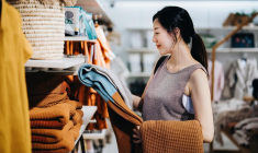 Les marques Kiabi et Gémo proposent des formules d’abonnement pour louer des vêtements. crédit photo : Getty Images