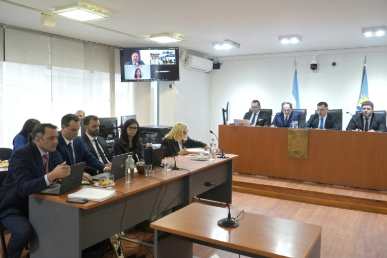 Vue partielle de la salle d'audience où se tient le procès de quatre anciens officiers supérieurs de la marine, accusés d'avoir coulé en 2017 le sous-marin  San Juan, à Rio Gallegos, le 3 mars 2026 en Argentine ( AFP / WALTER DIAZ )