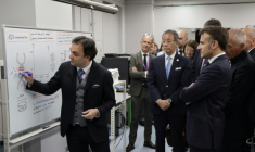 Nicolas Clément, directeur du laboratoire LIMMS de Tokyo rattaché au CNRS, présente au président Emmanuel Macron une "première mondiale" de déchiffrage d'un message grâce à une technologie ADN le 1er avril 2026 ( POOL / Ludovic MARIN )