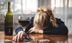 L’alcool peut interagir avec certains médicaments, ce qui s’accompagne de conséquences plus ou moins graves. (crédit: Adobe Stock)