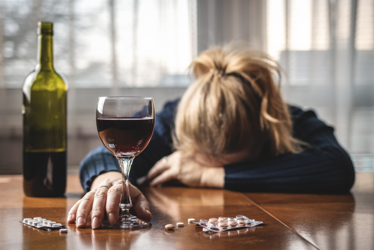 L&rsquo;alcool peut interagir avec certains m&eacute;dicaments, ce qui s&rsquo;accompagne de cons&eacute;quences plus ou moins graves. (cr&eacute;dit: Adobe Stock)