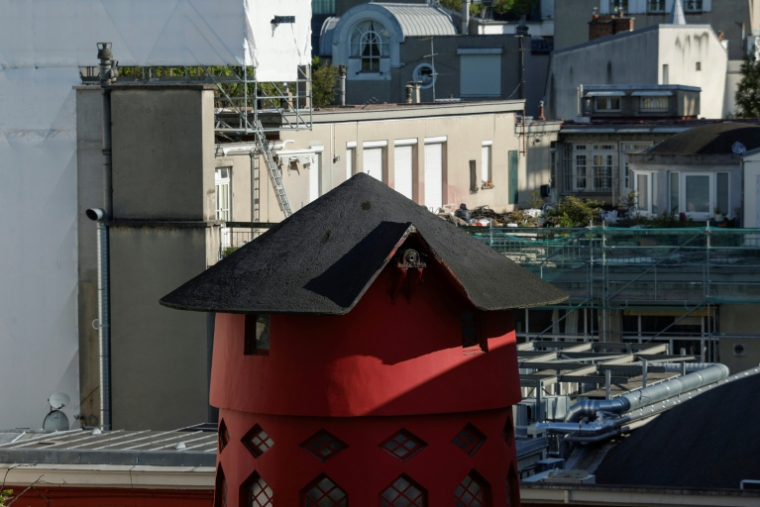 Le Moulin rouge le 25 avril 2024, à Paris avec à l'arrière à gauche l'appartement où vivait Jacques Prévert et à l'arrière au centre celui où vivait Boris Vian ( AFP / Geoffroy VAN DER HASSELT )