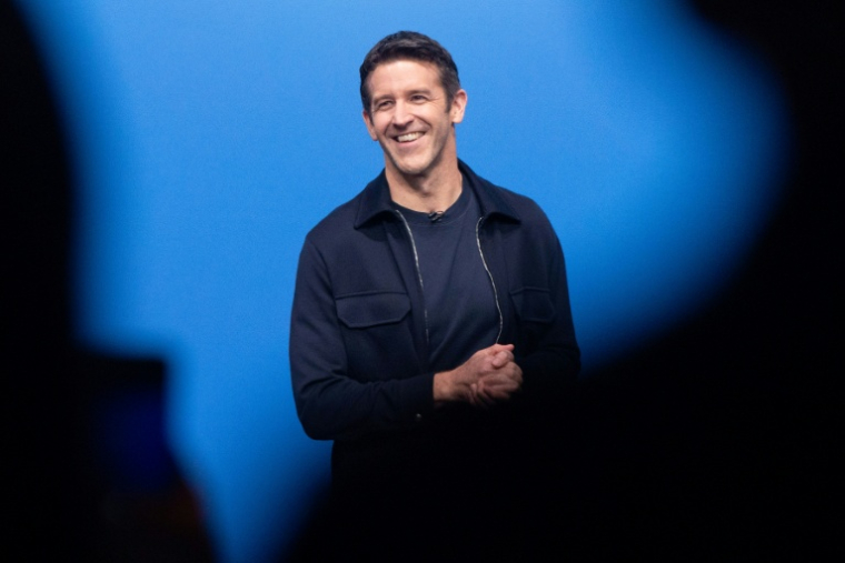 Le nouveau patron d'Apple, John Ternus, lors de sa première présentation de produits de la marque à la pomme comme patron du groupe américain, le 9 septembre 2026 au Steve Jobs Theater d'Apple Park, à Cupertino, en Californie ( AFP / Karl Mondon )