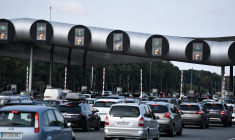 Des automobilistes au Saint-Arnoult-en Yvelines, le 1er août 2020 (illustration) ( AFP / STEPHANE DE SAKUTIN )