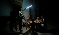 Des Cubains jouent au domino dans une rue de La Havane alors que l'île est plongée dans le noir en raison d'une nouvelle coupure générale d'électricité, la cinquième en moins d'un an, le 10 septembre 2025 ( AFP / YAMIL LAGE )