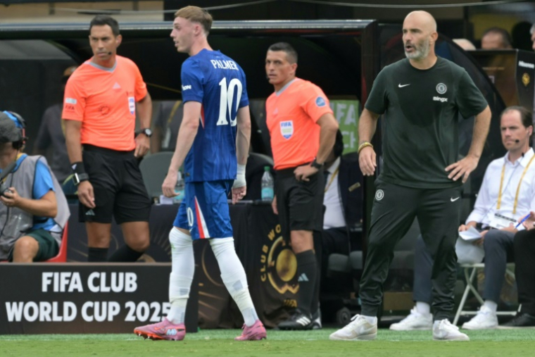 Le milieu de Chelsea Cole Palmer et son entraîneur Enzo Maresca lors de la finale du Mondial des clubs remportée contre le PSG au Metlife Stadium à East Rutherford (New Jersey) le 13 juillet 2025 ( AFP / JUAN MABROMATA )