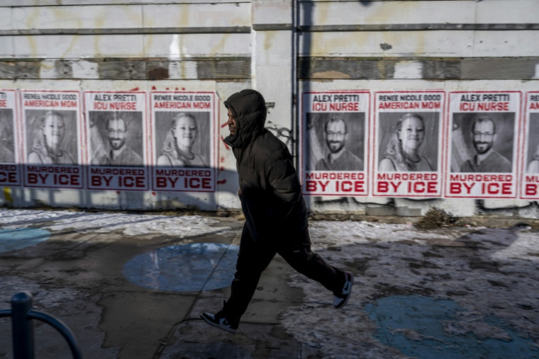 Des portraits de Renne Good et Alex Pretti, à Minneapolis, le 29 janvier 2026 ( AFP / ROBERTO SCHMIDT )