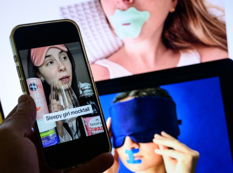 Photo montrant des images de réseaux sociaux d'influenceurs en "sleepmaxxing", conseillers en "optimisation du sommeil", le 14 juillet 2025 à Washington ( AFP / Drew ANGERER )
