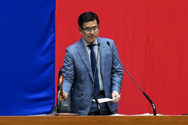 Le vice-président principal de la Chambre des représentants, Ferdinand Hernandez, annonce les résultats du vote sur la procédure de destitution de la vice-présidente Sara Duterte à la Chambre des représentants de Quezon City, dans la région métropolitaine de Manille, le 11 mai 2026 aux Philippines ( AFP / Jam STA ROSA )