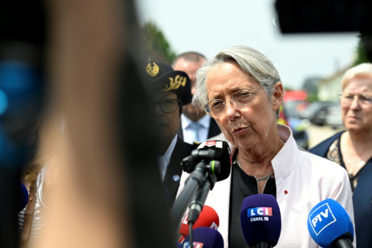 La ministre de l'Education nationale, Elisabeth Borne fait une déclaration à la presse après son arrivée à Nogent où une surveillante est décédée après avoir été poignardée par un élève, le 10 juin 2025 en Haute-Marne ( AFP / Jean-Christophe VERHAEGEN )