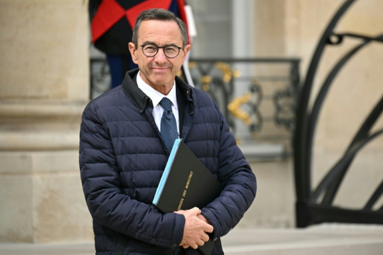 Le ministre de l'Intérieur Bruno Retailleau quitte le Palais de l'Elysée, à Paris, le 7 mai 2025 ( AFP / Bertrand GUAY )