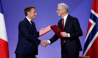 Le président français Emmanuel Macron (g) et le Premier ministre norvégien Jonas Gahr Støre se serrent la main après avoir signé des accords lors d'un événement sur la décarbonisation industrielle au Musée national d'Oslo, en Norvège, le 23 juin 2025 ( AFP / Odd ANDERSEN )