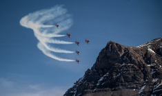 La patrouille de Suisse, dans le ciel des Alpes (illustration) ( AFP / FABRICE COFFRINI )