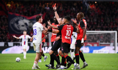 Clinton Mata ne digère pas le carton rouge