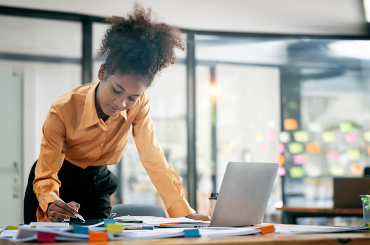 Se tenir debout améliore l’attention visuelle, mais tout dépend du temps passé dans cette position. (crédit: Adobe Stock)