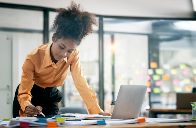 Se tenir debout améliore l’attention visuelle, mais tout dépend du temps passé dans cette position. (crédit: Adobe Stock)
