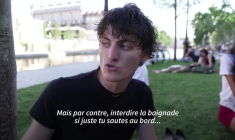Canicule: des baigneurs piquent une tête dans le canal Saint-Martin à Paris