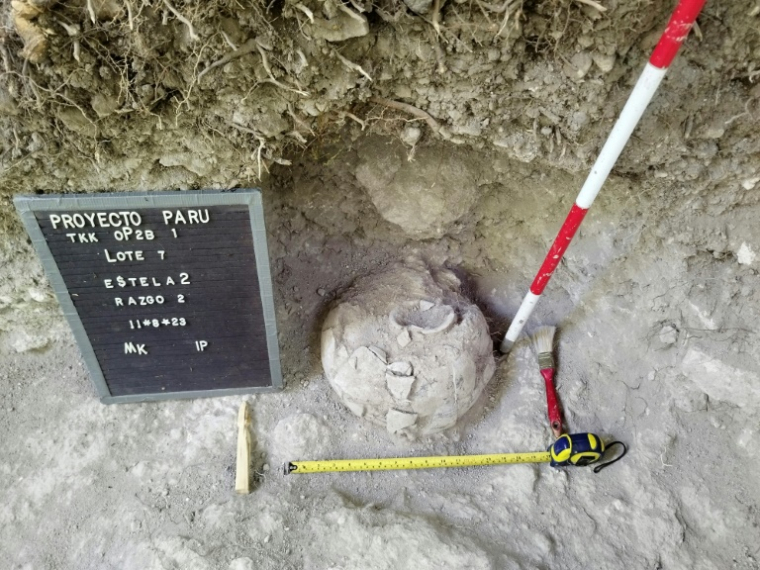 Cette photo non datée, publiée par le ministère guatémaltèque de la Culture le 29 mai 2025, montre un pot découvert sur le site archéologique d'Uaxactún, dans le département de Petén, au Guatemala ( Guatemalan Ministry of Culture and Sports / Handout )