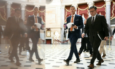 Le président républicain de la Chambre américaine des représentants, Mike Johnson (à droite), et le ministre des Transports, Sean Duffy, au Capitole de Washington, le 23 octobre 2025 ( AFP / Brendan SMIALOWSKI )