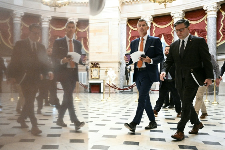 Le président républicain de la Chambre américaine des représentants, Mike Johnson (à droite), et le ministre des Transports, Sean Duffy, au Capitole de Washington, le 23 octobre 2025 ( AFP / Brendan SMIALOWSKI )