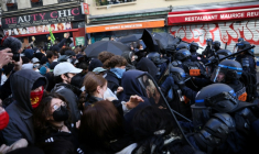Des manifestants se heurtent aux forces de l'ordre lors d'une manifestation contre la vie chère, le 17 octobre 2026 à Paris ( AFP / Kiran RIDLEY )