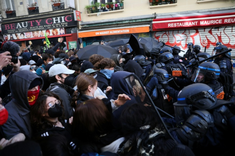 Des manifestants se heurtent aux forces de l'ordre lors d'une manifestation contre la vie chère, le 17 octobre 2026 à Paris ( AFP / Kiran RIDLEY )