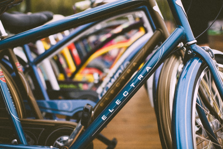 Partout en France, le nombre de vélos sur routes et pistes cyclables ne cesse d'augmenter (Crédits photo : Unsplash - A. L. )