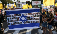 Des manifestants antigouvernementaux réclament un accord qui permettrait la libération des otages israéliens retenus à Gaza, devant le bureau du Premier ministre israélien Benjamin Netanyahu, à Jérusalem le 7 août 2025 ( AFP / AHMAD GHARABLI )
