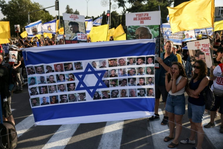 Des manifestants antigouvernementaux réclament un accord qui permettrait la libération des otages israéliens retenus à Gaza, devant le bureau du Premier ministre israélien Benjamin Netanyahu, à Jérusalem le 7 août 2025 ( AFP / AHMAD GHARABLI )
