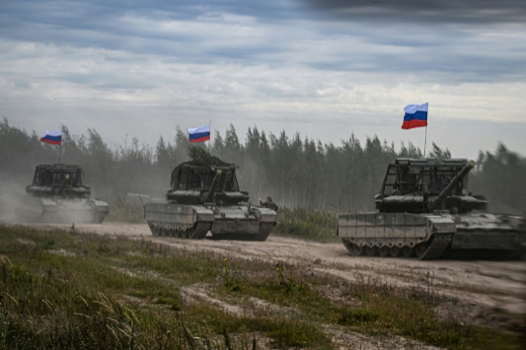 Des blindés russes participent à des exercices militaires russo-bélarusses, le 15 septembre 2025 à Borisov (Bélarus) ( AFP / Olesya KURPYAYEVA )