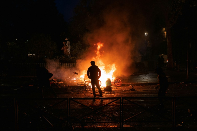 Un manifestant près du canal Saint-Martin, le 17 octobre 2026 à Paris ( AFP / DIMITAR DILKOFF )