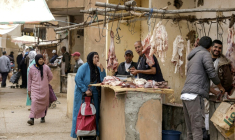 Une Marocaine achète de la viande pendant le marché hebdomadaire à Khemisset, près de Rabat, le 3 juin 2025  ( AFP / Abdel Majid BZIOUAT )