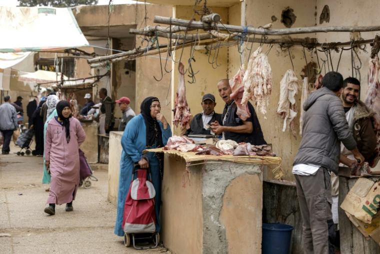 Une Marocaine achète de la viande pendant le marché hebdomadaire à Khemisset, près de Rabat, le 3 juin 2025 ( AFP / Abdel Majid BZIOUAT )