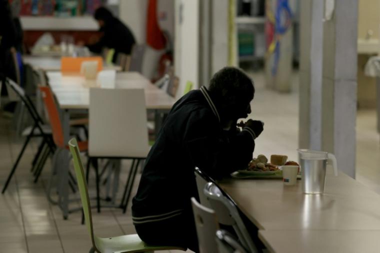 Un sans-abri profite d'un repas chaud offert par l'association "La Mie de Pain" à Paris, le 29 décembre 2025 ( AFP / Alain JOCARD )