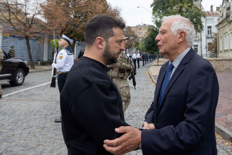 Le président ukrainien Volodimir Zelensky s'entretient avec le chef de la diplomatie de l'Union européenne Josep Borrell