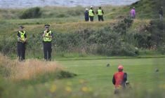 Des policiers patrouillent sur les parcours de golf du Trump Turnberry, à Turnberry, avant l'arrivée du président américain Donald Trump, le 25 juillet 2025 en Ecosse ( AFP / ANDY BUCHANAN )