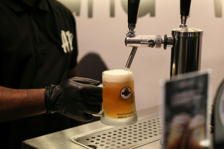 Un employé d'une brasserie de Ryad en Arabie saoudite sert une bière sans alcool, le 24 octobre 2025 ( AFP / Fayez Nureldine )
