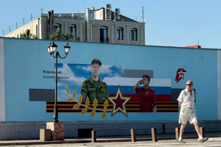 A Kerch, en Crimée annexée, une peinture murale promouvant un mouvement de jeunesse patriotique russe, le 21 juillet 2026 ( AFP / Igor IVANKO )