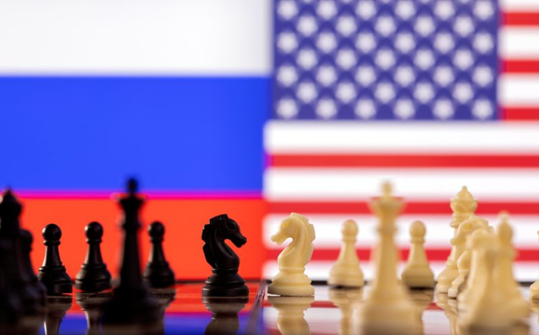 Une illustration montre les drapeaux russe et américain